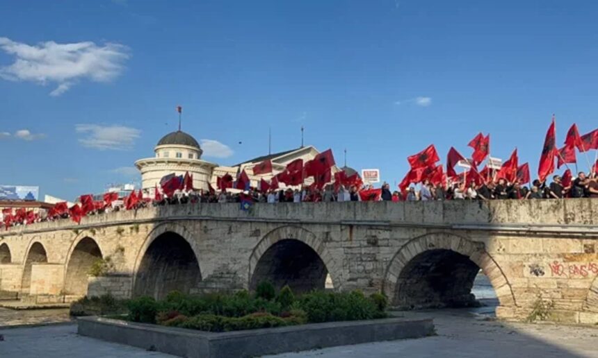 Protesta për gjuhën shqipe në Shkup  arrestohen 3 studentë shqiptarë