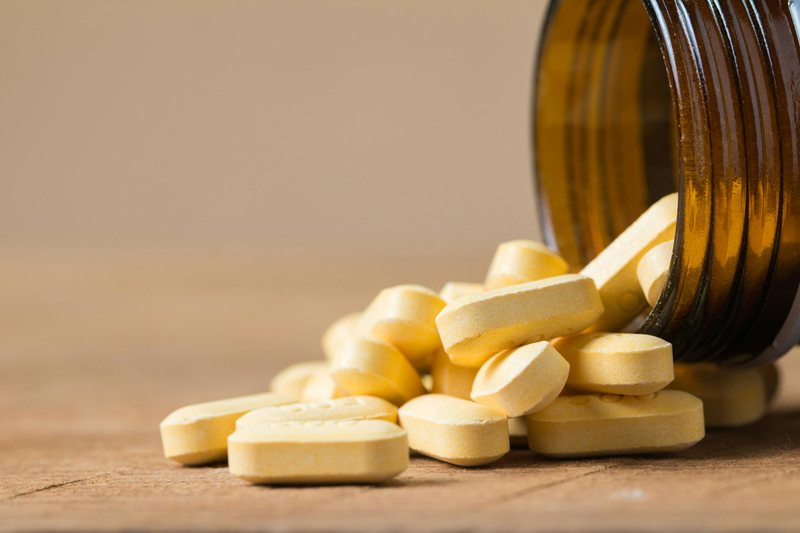 Këto 3 vitamina që ekspertët rekomandojnë të mos i merrni me stomak bosh