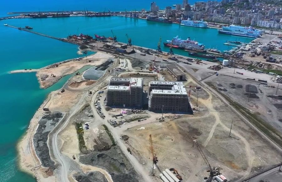 fundosen-dy-pallate-ne-durres-kane-pesuar-ulje-me-disa-centimetra-objektet-pjese-e-projektit-te-alabbar