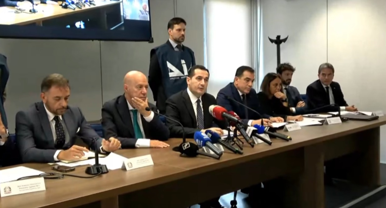 SPAK dhe anfimafia e Barit godasin grupin kriminal  Klodian Braho në Itali  U sekuestruan 1 milionë euro cash  15 masa sigurie
