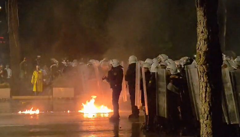 Tubimi i opozitës  protestuesit nisen drejt selisë së PD së  Berisha  Ishim në një marshim paqësor