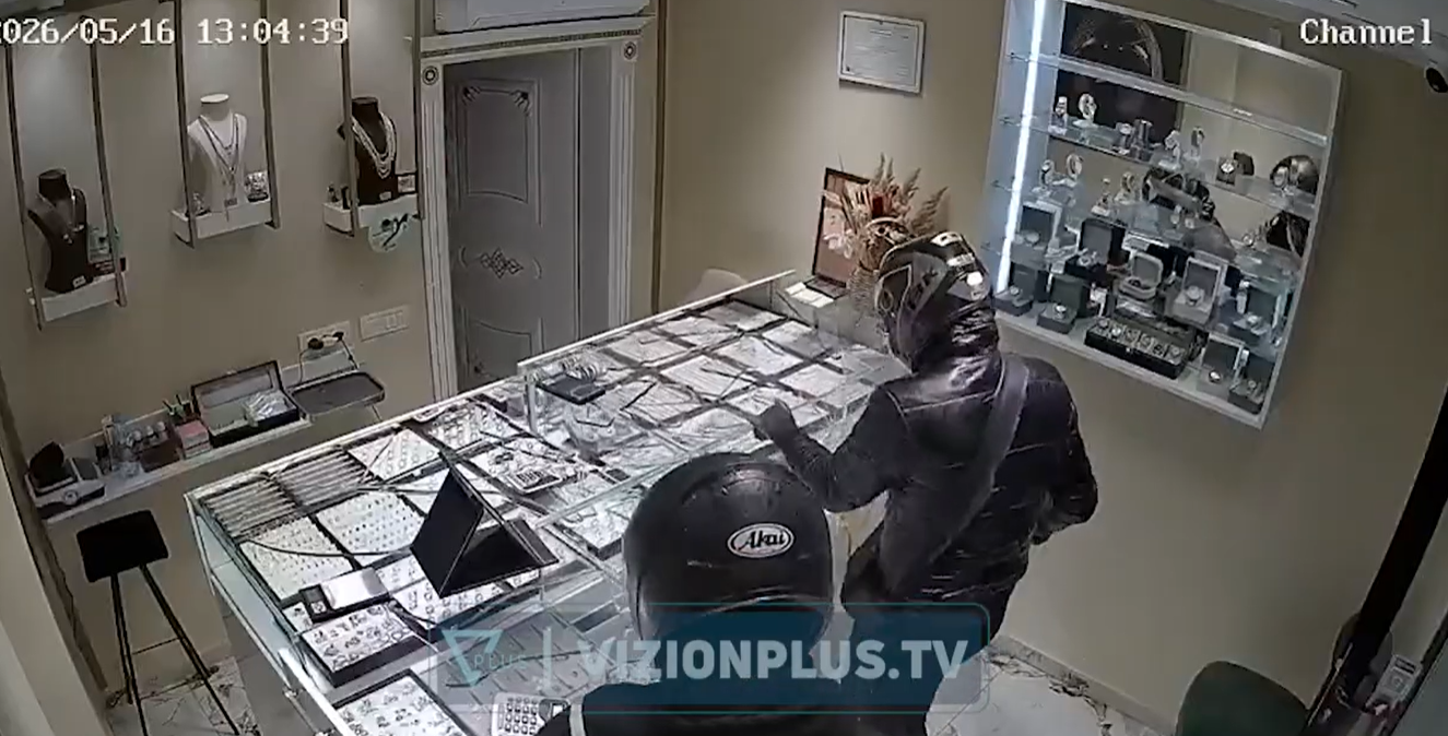 grabitja-ne-kamez-momenti-kur-autoret-futen-brenda-argjendarise-thyejne-xhamat-dhe-marrin-bizhuterite