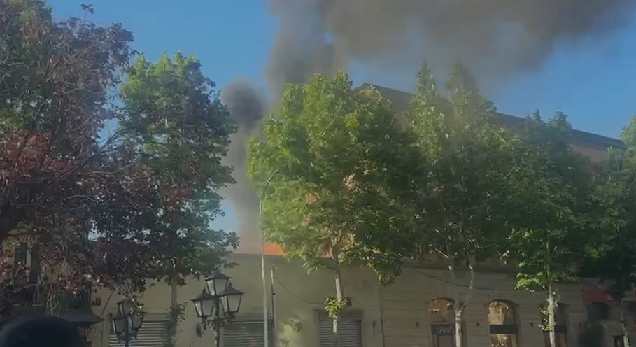 Përfshihet nga flakët tarraca e një dyqani në Rrugën e Kavajës