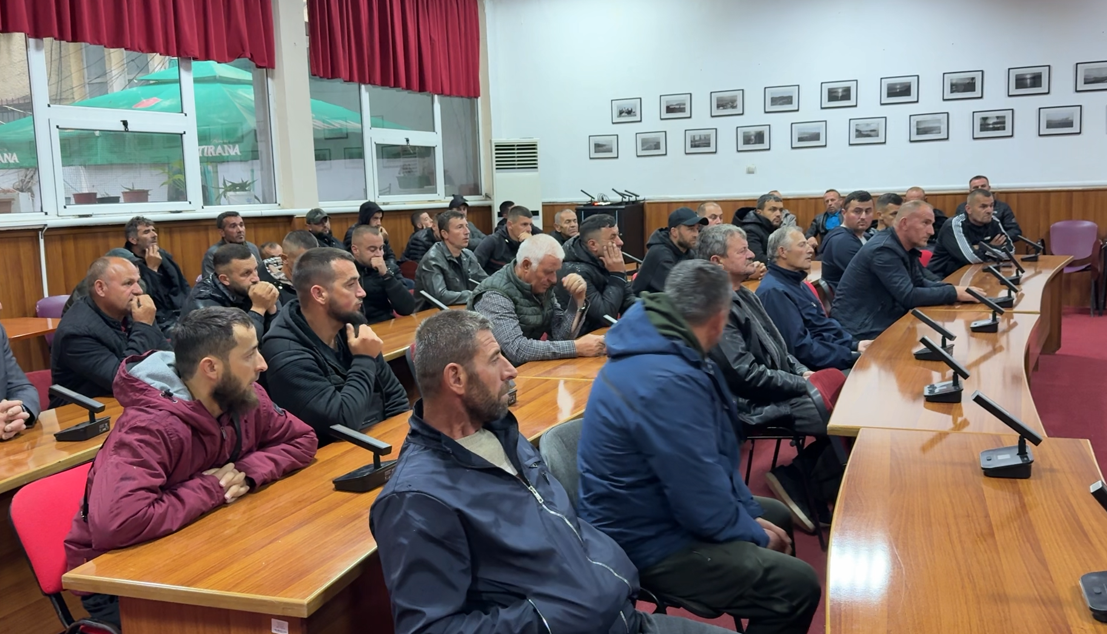 Protestojnë peshkatarët në Pogradec  kërkojnë heqjen e kufizimeve për gjuetinë në liqen