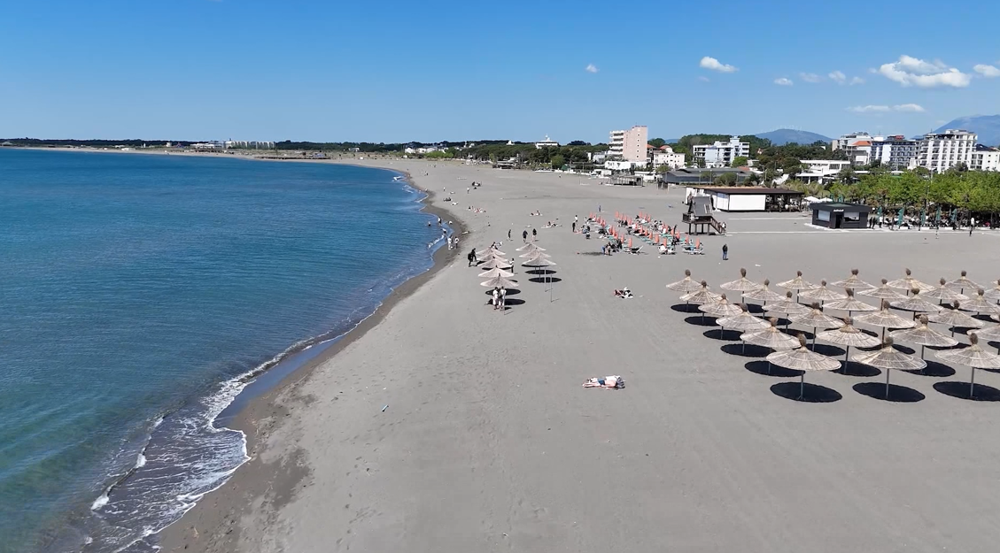 Ndarja e plazheve në Velipojë  përveç hapësirës publike falas bashkia do ketë edhe sipërfaqe me pagesë modeste