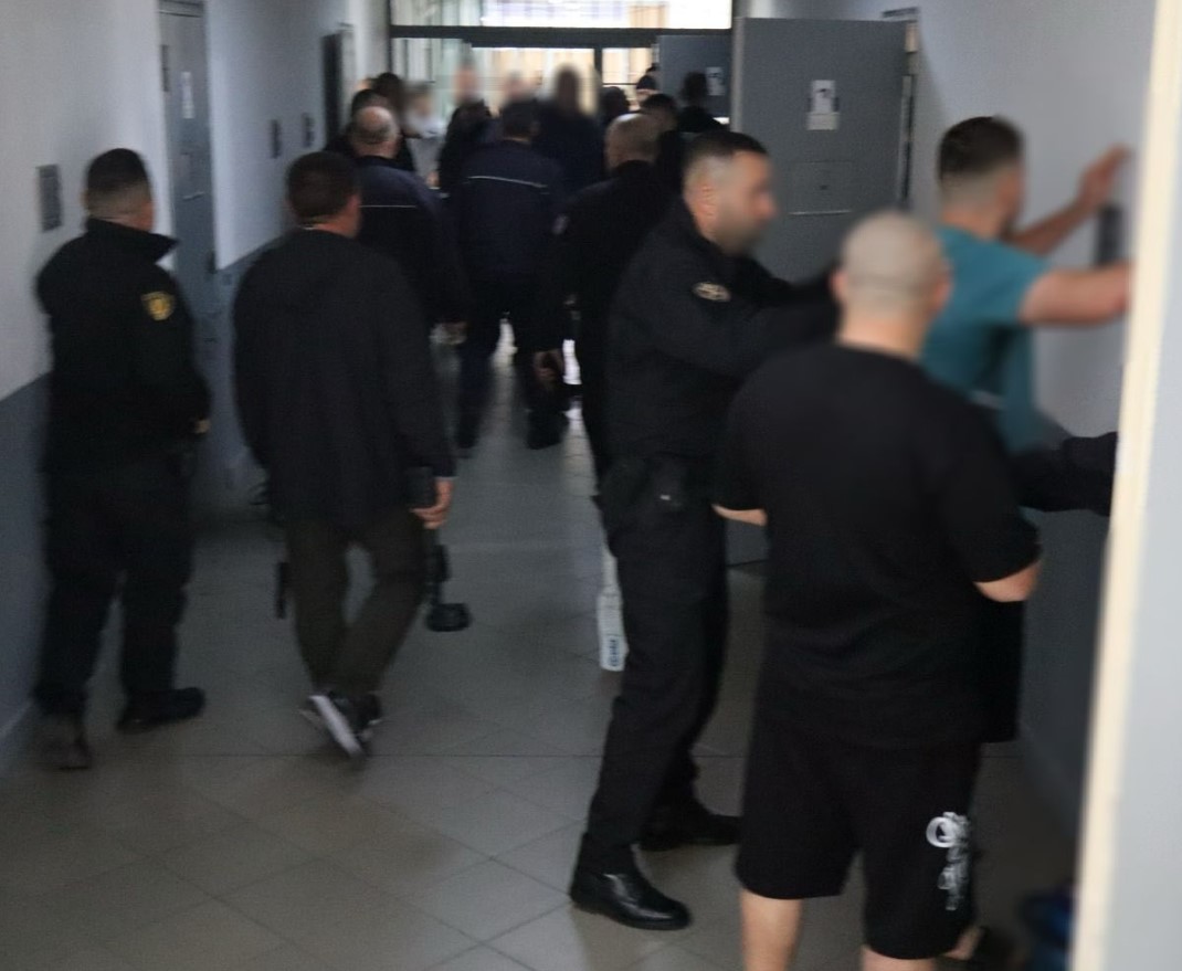Aksion blic në burgun e Fierit  Vlorës dhe Peqinit  sekuestrohen telefona dhe mjete prerëse të improvizuara