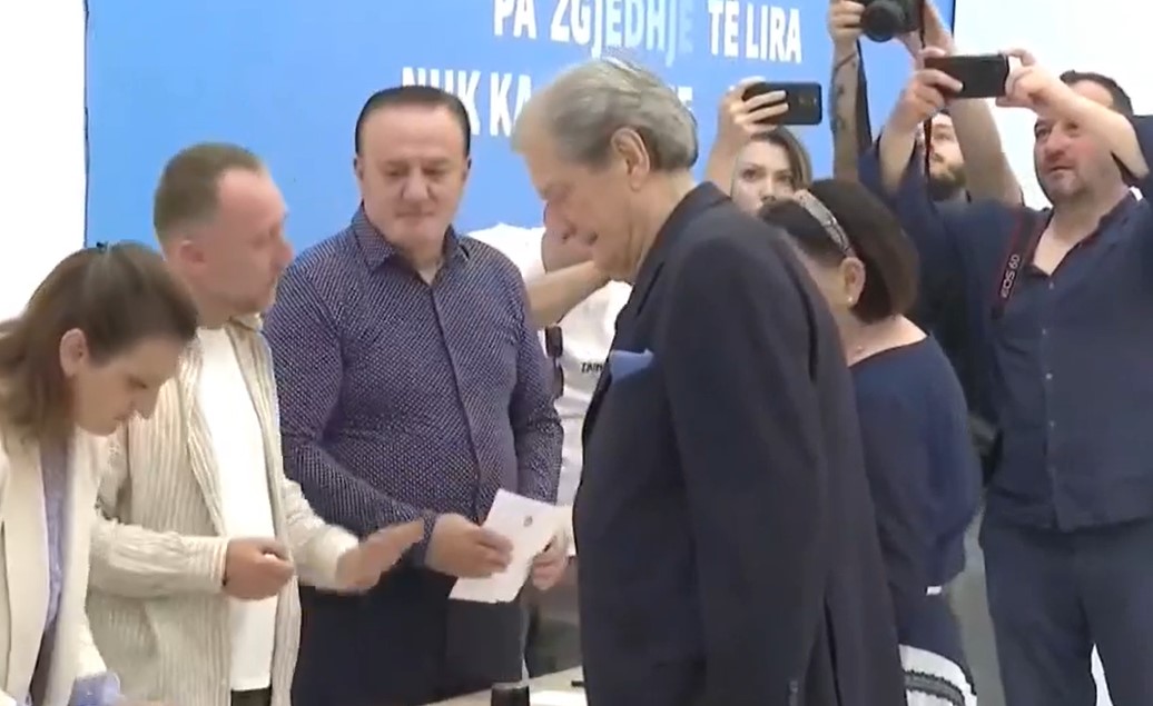 Në fletë është vetëm emri i tij  Sali Berisha voton në selinë blu  Proces shembullor  vullneti do shprehet në mënyrë demokratike
