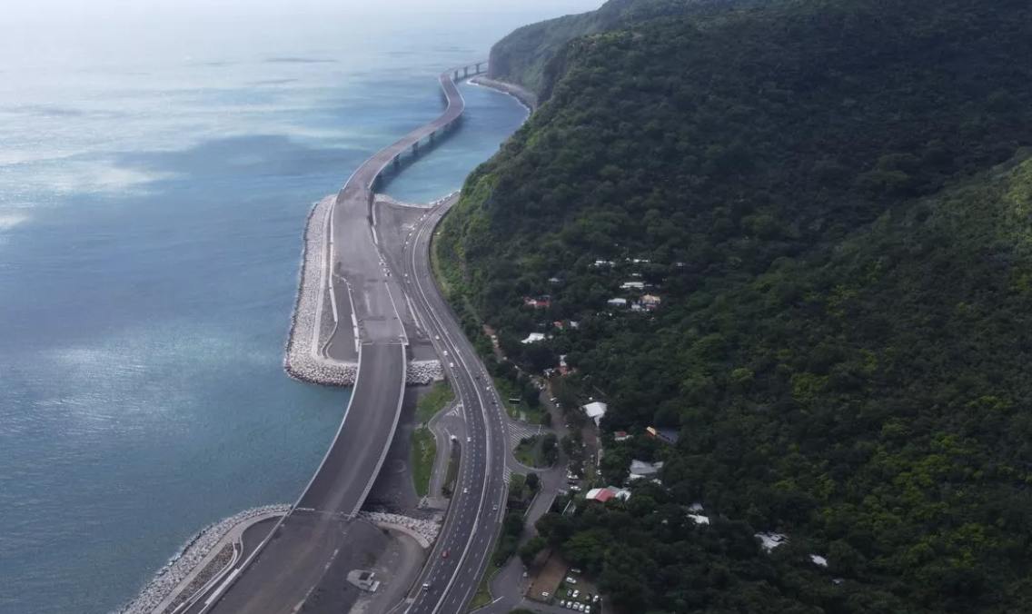 rruga-qe-kushton-200-milione-euro-per-kilometer-projekti-gjigant-qe-po-sfidon-oqeanin-ne-ishullin-francez