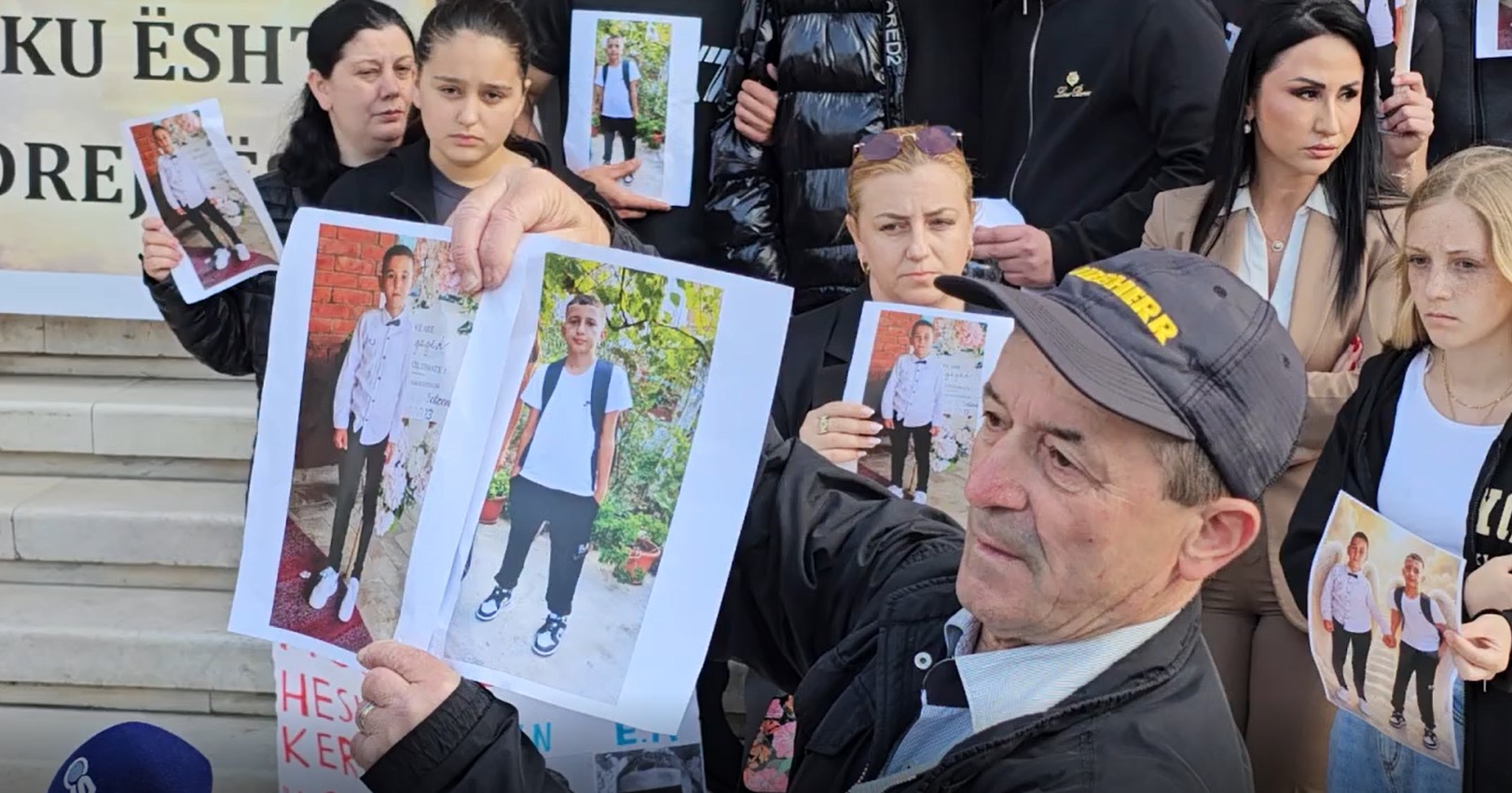  E quante veten bisha e rrugës   banori  Nikoll Radaçin e kapte policia dhe e lëshonte  shteti fajtor