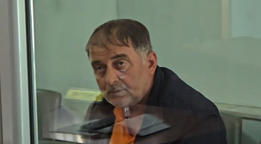 Burg shoferit që vrau dy fëmijë  Nikoll Radaçi shfaqet kokëulur në Gjykatën e Durrësit