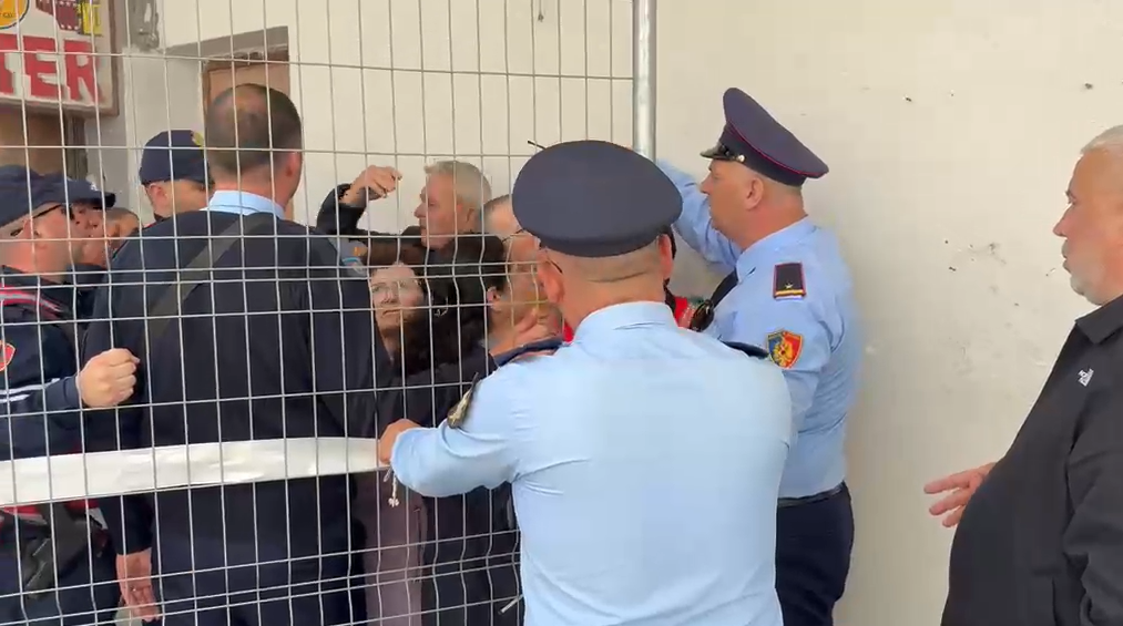 Tregtarët e Vlorës në protestë  nuk lejohen të ushtrojnë aktivitetin për shkak të punimeve