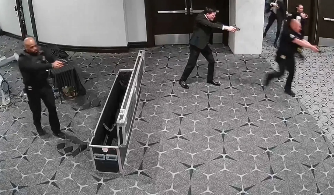 Publikohen pamjet e atentatit ndaj Donald Trump gjatë darkës në Uashington  VIDEO 