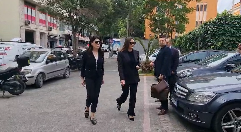 Mirlinda Karçanaj paraqitet në SPAK  Gjykata e Lartë e nxori nga arresti shtëpiak ish drejtoreshën e AKSHI t