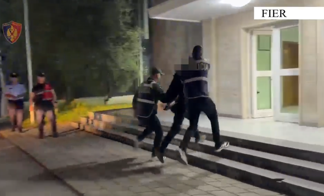 Fier  Kapet me dy kallashnikovë në banesë dhe municion luftarak  në pranga 43 vjeçari  EMRI 