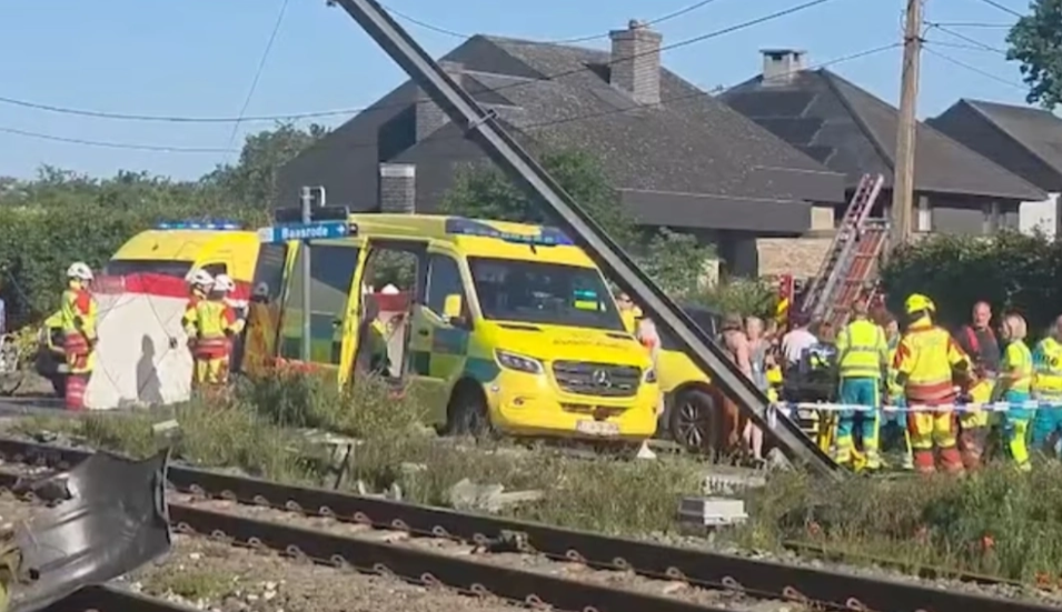 Tragjike në Belgjikë  Treni përplaset me autobusin shkollor  disa viktima