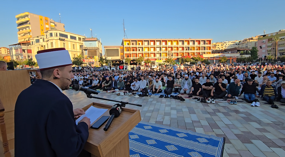 Kurban Bajrami festohet në mbarë vendin  besimtarët myslimanë mbushin sheshet dhe xhamitë