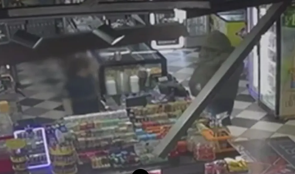 Tentuan t i grabisnin marketin  pronari shqiptar ndjek me shkop dy të rinjtë në Selanik  pamjet bëhen virale në Greqi  VIDEO 