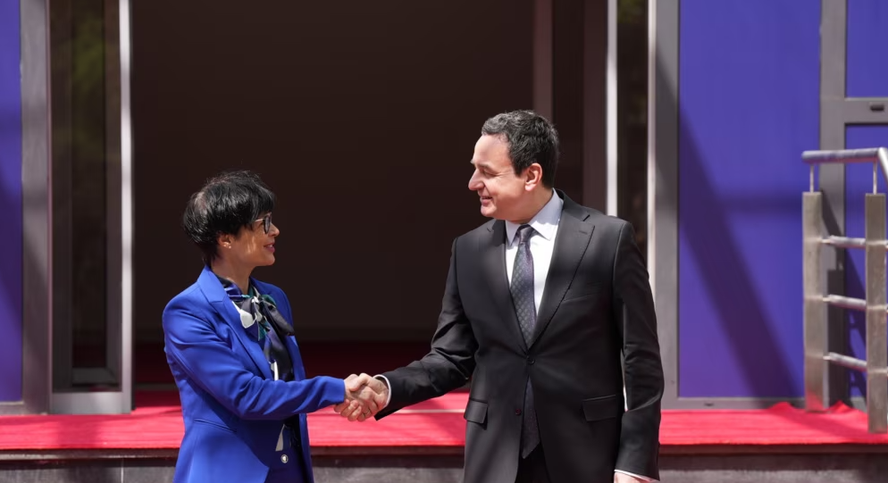 Komisionerja e zgjerimit në Kosovë  Marta Kos pritet nga kryeministri në detyrë Albin Kurti