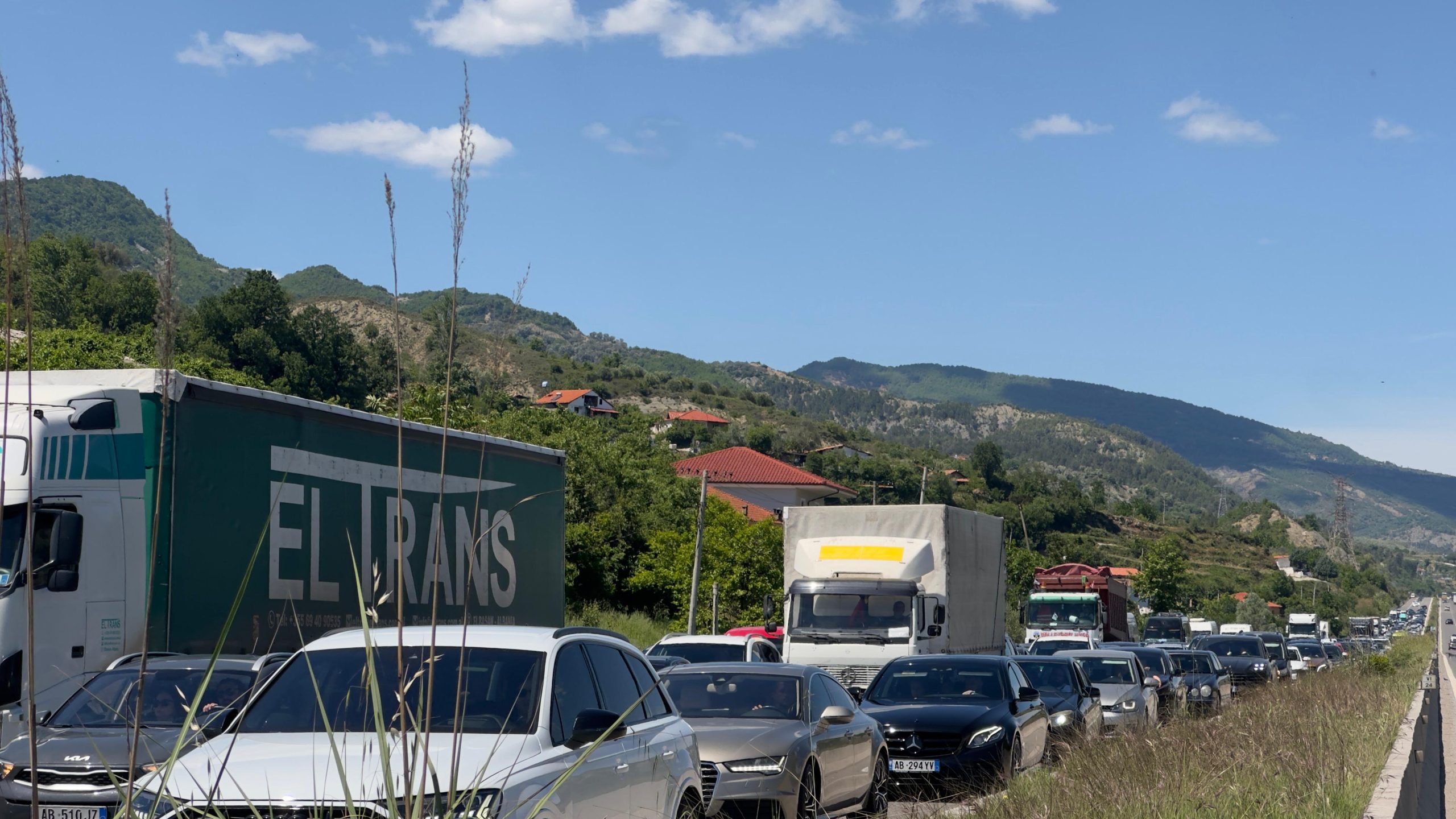 Paralizohet trafiku në aksin Tiranë Elbasan  radhë kilometrike nga Tuneli i Krrabës deri në Bradashesh