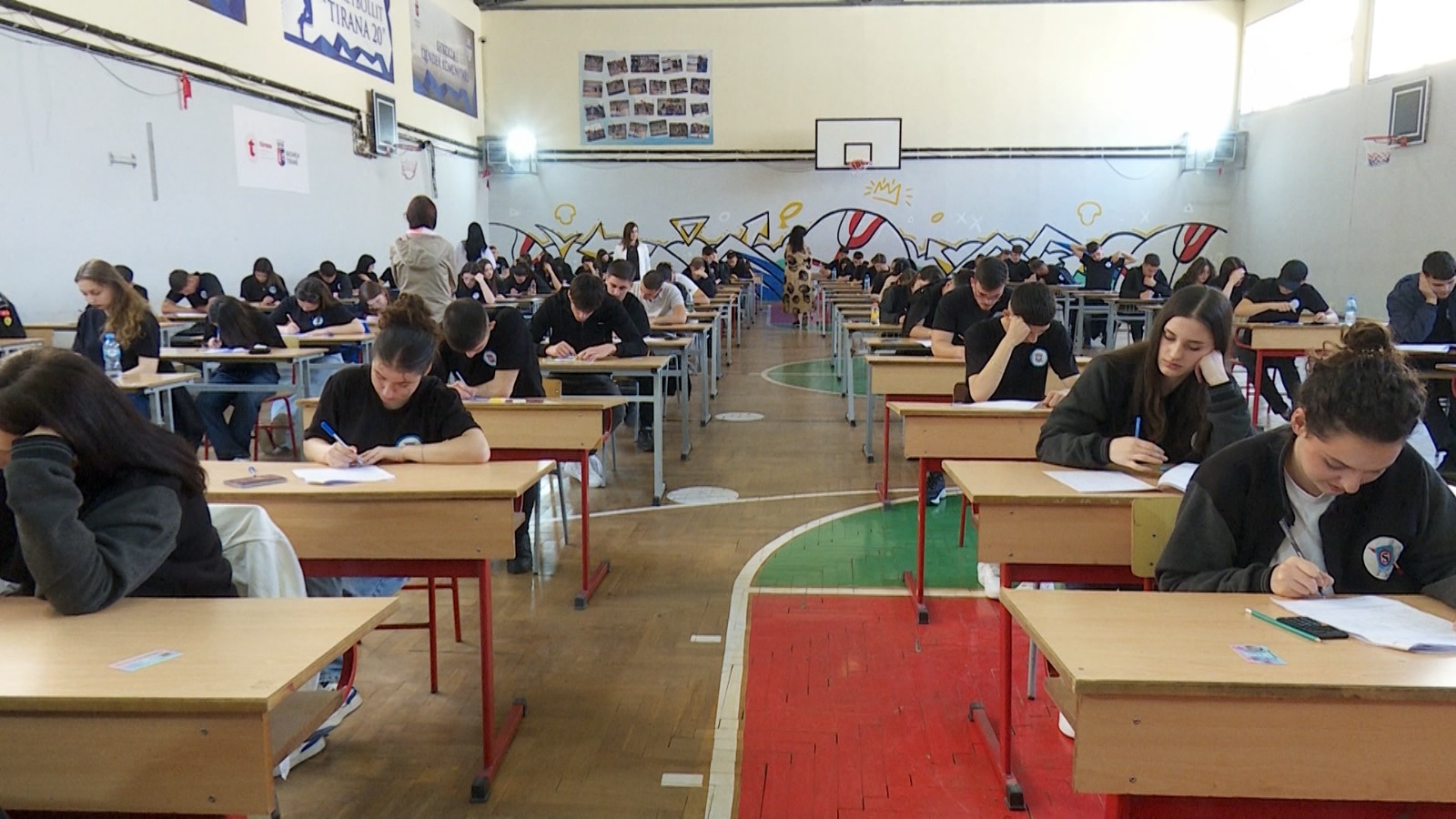 Maturantët testojnë njohuritë  nxënësit zhvillojnë provime me tezat provë të maturës