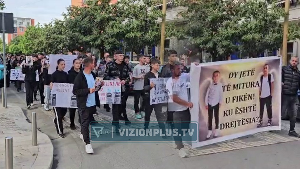 Dy të miturit humbën jetën teksa luanin përpara shtëpisë  banorët në Durrës marshojnë në shenjë proteste  Mos na vrisni  duam drejtësi