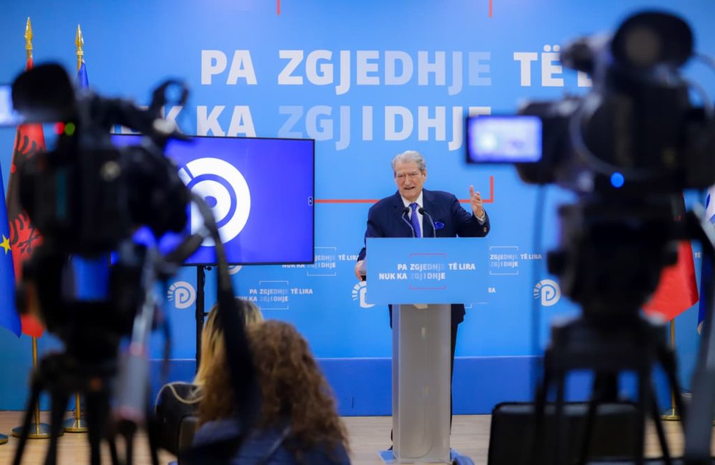 opozita-kerkon-largimin-e-rames-berisha-thirrje-qytetareve-per-pjesemarrje-ne-proteste