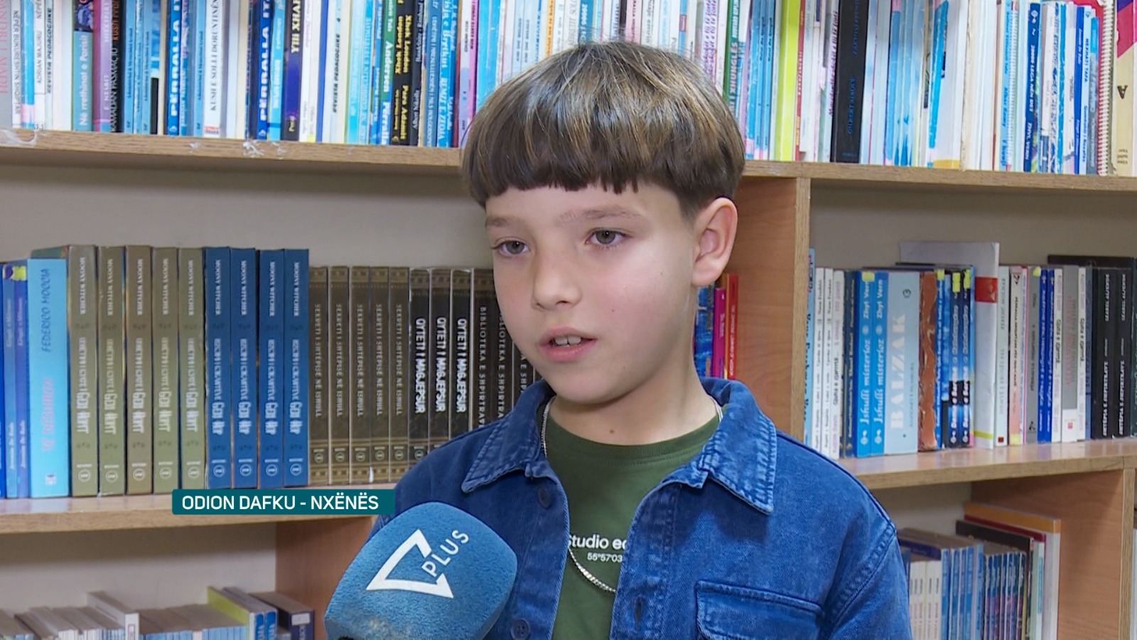 Një libër  përballë  teknologjisë  nxënësi i klasës së tretë Odion Dafku boton librin e parë  U frymëzova nga robotët
