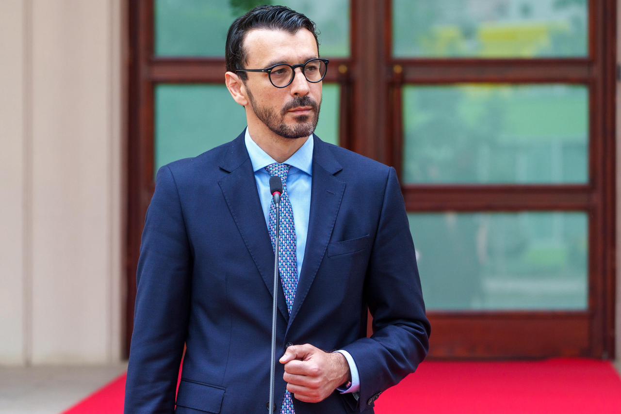 Ministri Karakaçi  Qeveria jep subvencion 50 lekë  litri për transportin publik