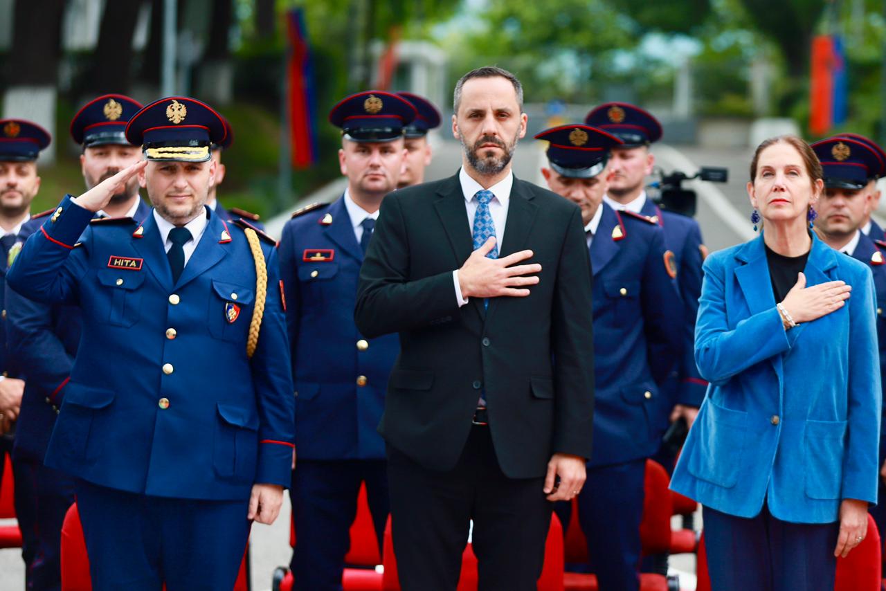 Diplomohen studentët e Akademisë së Sigurisë  Lamallari  Mbajeni uniformën me krenari  por pa arrogancë