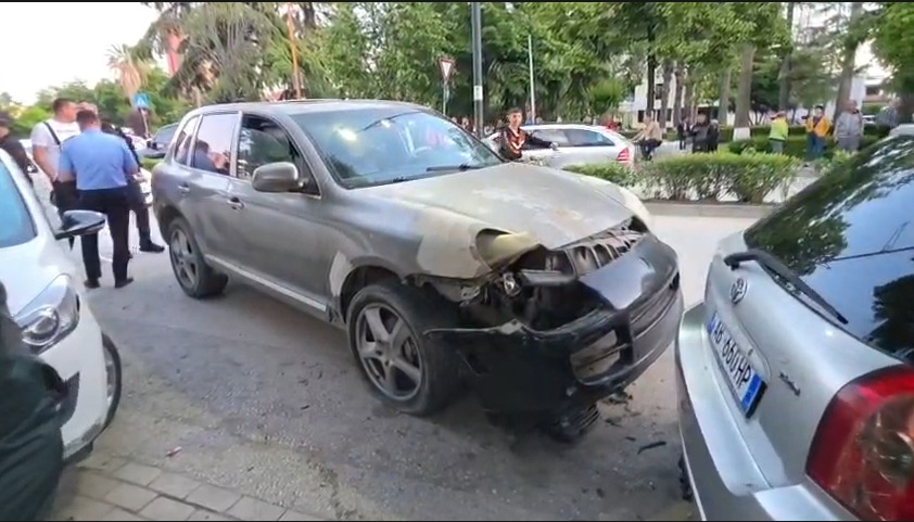 Me shpejtësi skëterrë   Porsche  përplas makinat e parkuara në qendër të Fierit  qytetarët neutralizojnë shoferin