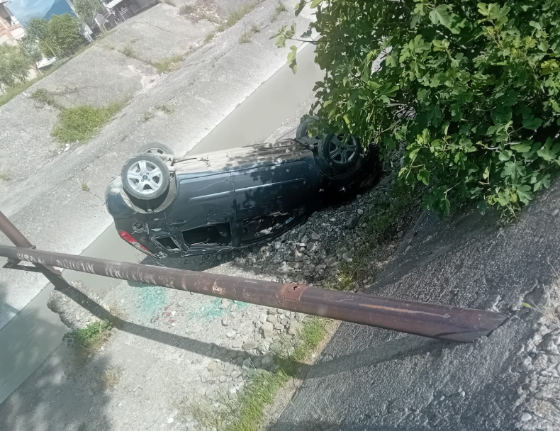 Makina përfundon në përroin e Zaranikës në Elbasan