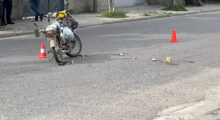 Makina përplaset me motorin në aksin Fier Roskovec  një i lënduar në gjendje të rëndë