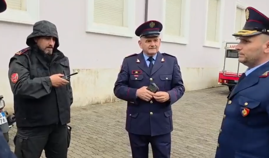 Protesta e opozitës  Skënder Hita mbërrin te kryeministria  jep udhëzimet për uniformat blu