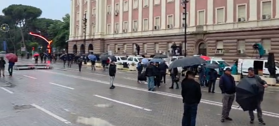 Protesta e PD  nis grumbullimi i qytetarëve para kryeministrisë