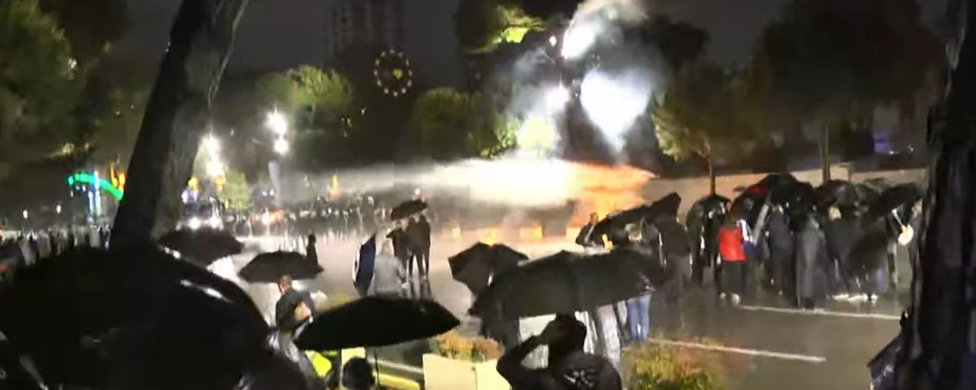 Nisin përplasjet mes policisë dhe protestuesve në afërsi të ministrisë së Brendshme