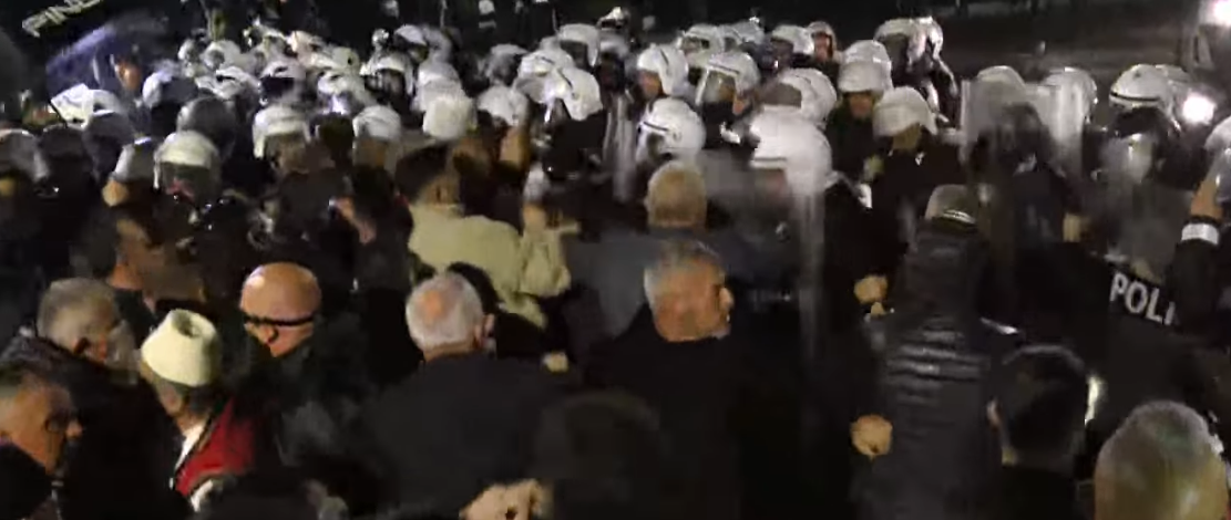 Sërish përplasje mes policisë dhe protestuesve