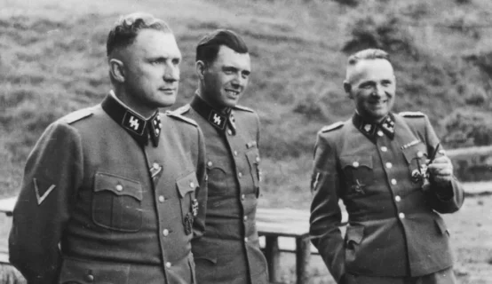 Mengele (në të djathtë) në vitin 1944, me komandantin e Auschwitzit, Richard Baer (në të majtë) dhe ish-komandantin Rudolf Höss.
