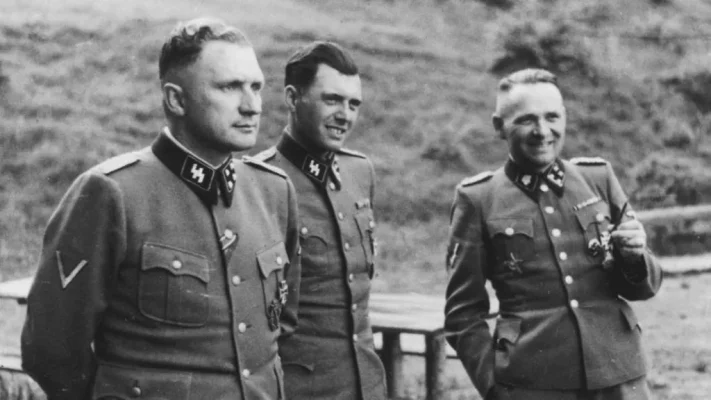 Mengele (në të djathtë) në vitin 1944, me komandantin e Auschwitzit, Richard Baer (në të majtë) dhe ish-komandantin Rudolf Höss.
