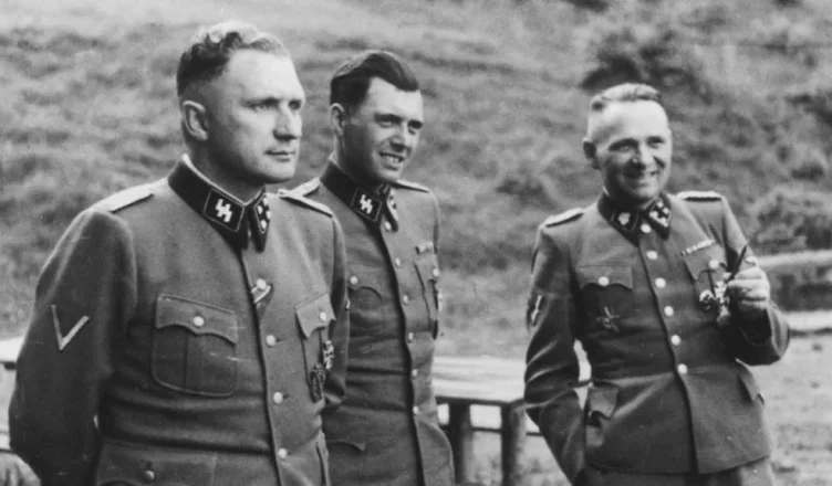 Mengele (në të djathtë) në vitin 1944, me komandantin e Auschwitzit, Richard Baer (në të majtë) dhe ish-komandantin Rudolf Höss.