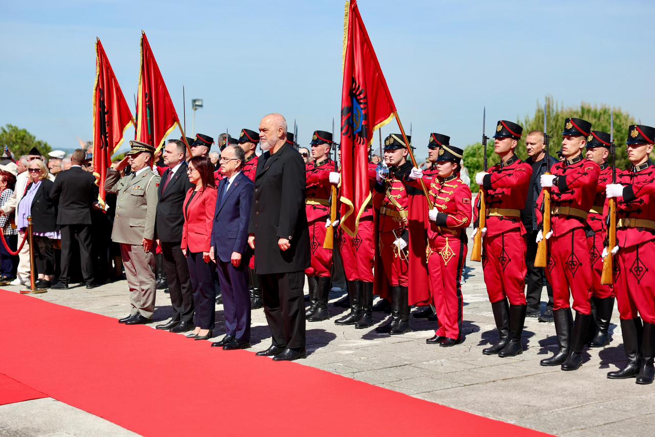 Sot Dita e Dëshmorëve  kryeministri Rama dhe Presidenti Begaj homazhe te memoriali  Nëna Shqipëri 