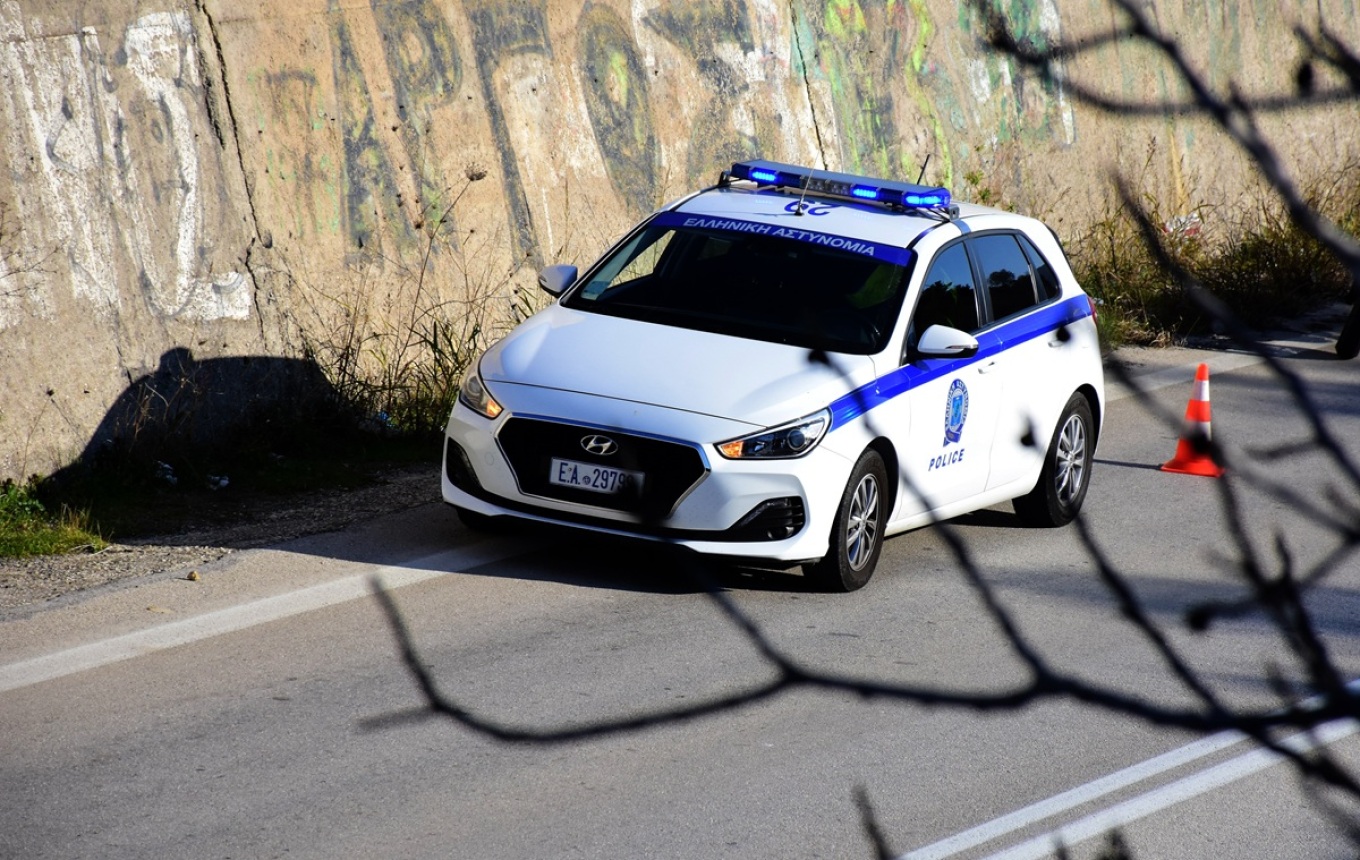 Me kallashnikov dhe të maskuar  tre persona grabisin bankën në Greqi  marrin mbi 200 mijë euro