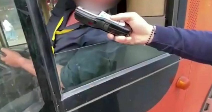 drejtonte-furgonin-me-nxenes-ne-gjendje-te-dehur-arrestohet-shoferi-ne-elbasan
