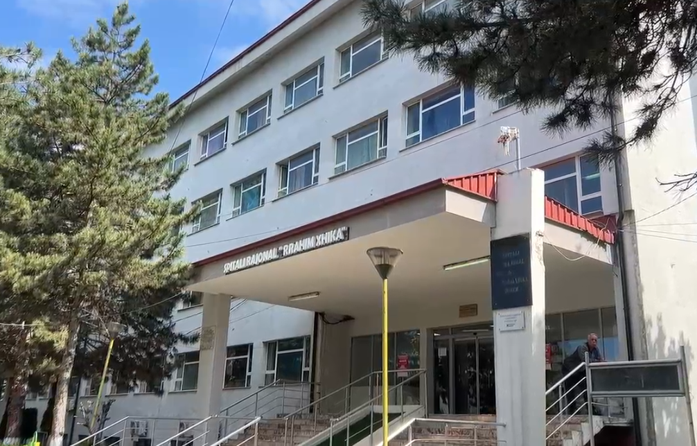 Dibër  70 vjeçari rrëzohet nga lartësia  humb jetën në spital