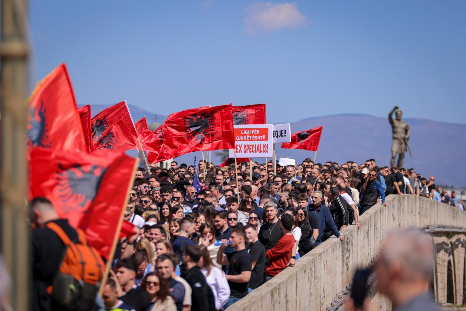 Sot protestë në Shkup për provimin e jurisprudencës në gjuhën shqipe  studentët kërkojnë mbështetje për të drejtat e tyre