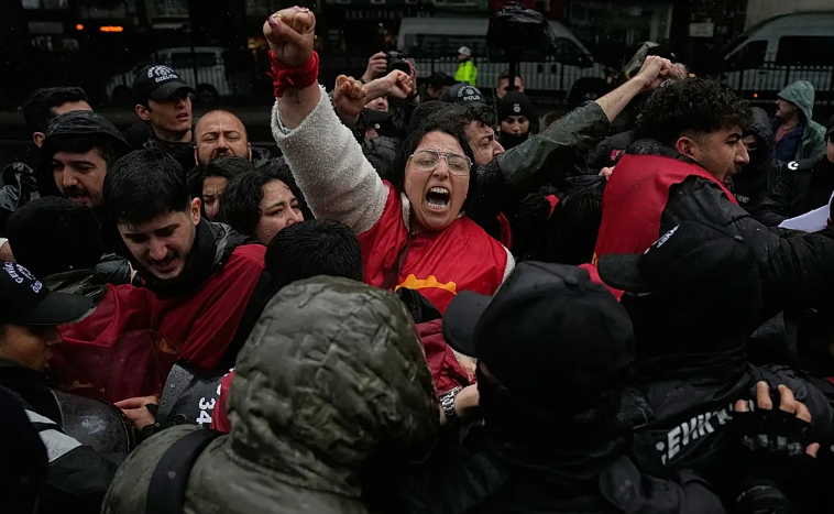 Protesta në ditën e punëtorëve  tubime e përplasje me policinë në Stamboll  Torino e Athinë