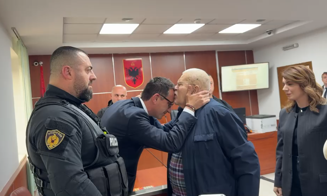 Veliaj në seancë ndaj Dados  Robert Ndrenika puth në ballë kryebashkiakun  Ç të mbeti  vij e bëj unë