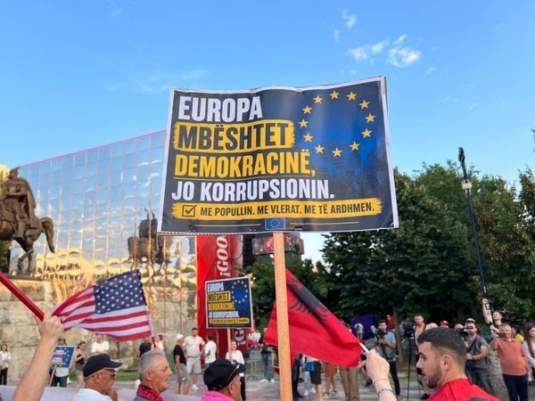 Dita e 27 të e protestës në Tiranë  vijojnë thirrjet për dorëheqjen e kryeministrit Rama