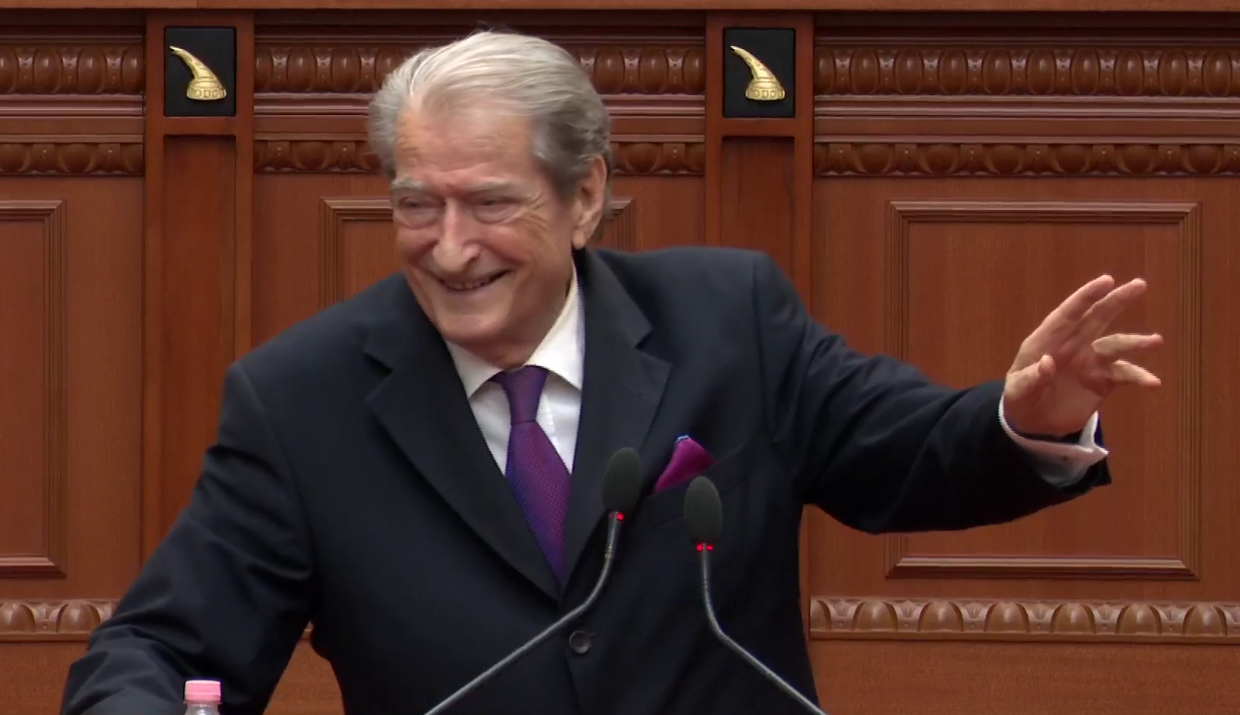 Berisha shkrin së qeshuri sallën e Kuvendit  Damian bëj be sa të duash  nuk të besojnë  s kam faj unë