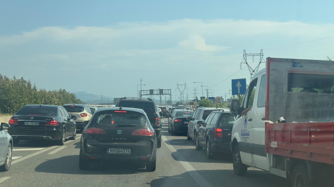 Dyndja drejt Juglindjes  paralizon  qarkullimin  radhë kilometrike në aksin Tiranë Elbasan