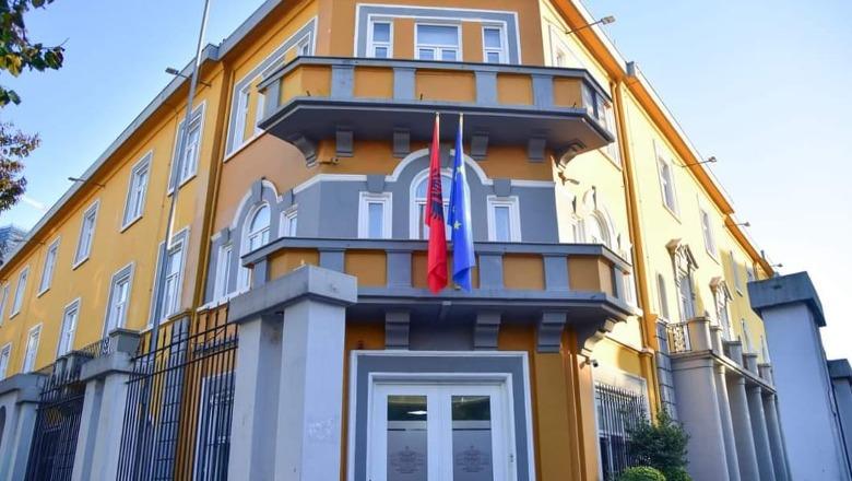 Del teza e Gjuhës Shqipe dhe Letërsisë  përjashtohet nga provimi nxënësin që e publikoi